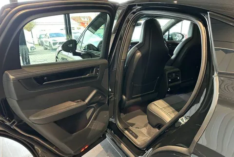 New Porsche Cayenne GTS 2025