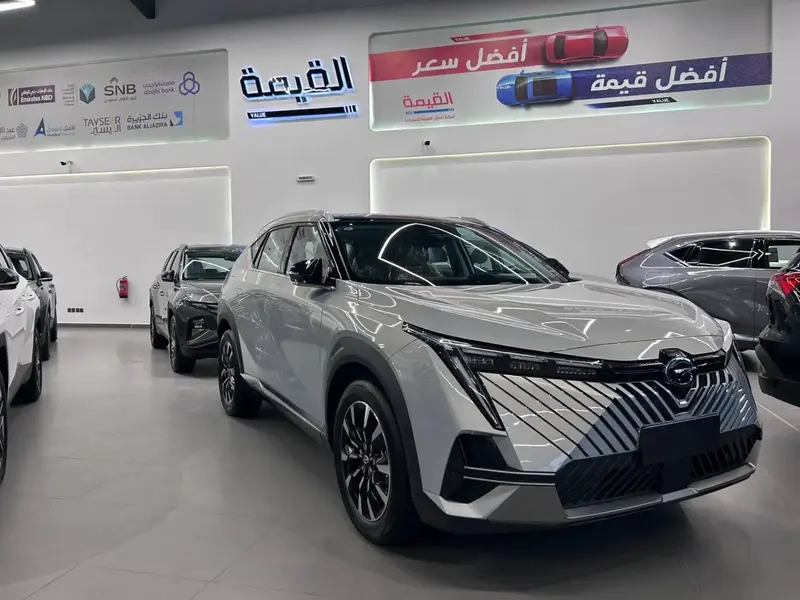 استكشف undefined undefined الصور الخارجية والداخلية. اكتشف جميع جوانب وتفاصيل السيارات.