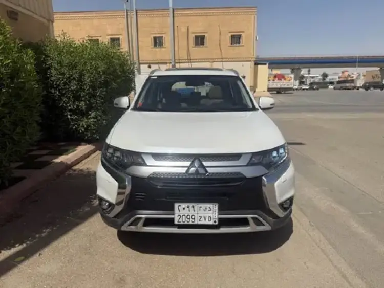 mitsubishi mitsubishi-outlander image Mitsubishi Outlander 2022