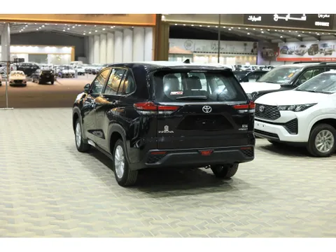 Discover undefined undefined Exterior Interior Images.Find all aspects and details of cars.