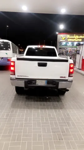 استكشف undefined undefined الصور الخارجية والداخلية. اكتشف جميع جوانب وتفاصيل السيارات.