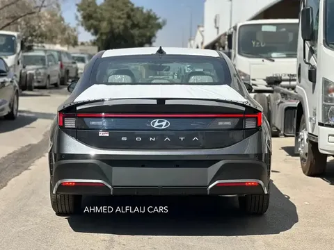 استكشف undefined undefined الصور الخارجية والداخلية. اكتشف جميع جوانب وتفاصيل السيارات.