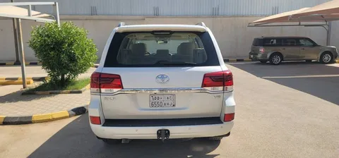 استكشف undefined undefined الصور الخارجية والداخلية. اكتشف جميع جوانب وتفاصيل السيارات.