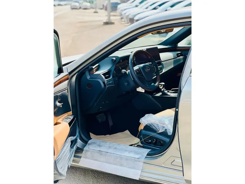 Lexus ES 2025