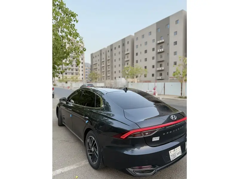 استكشف undefined undefined الصور الخارجية والداخلية. اكتشف جميع جوانب وتفاصيل السيارات.