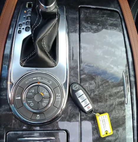 Nissan Patrol 5.6L LE Platinum 2011