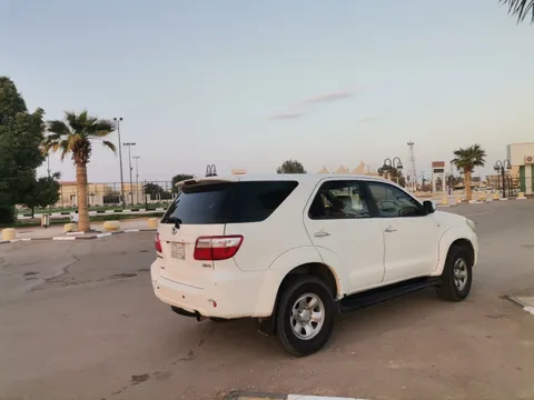 استكشف undefined undefined الصور الخارجية والداخلية. اكتشف جميع جوانب وتفاصيل السيارات.