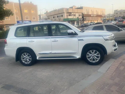 استكشف undefined undefined الصور الخارجية والداخلية. اكتشف جميع جوانب وتفاصيل السيارات.