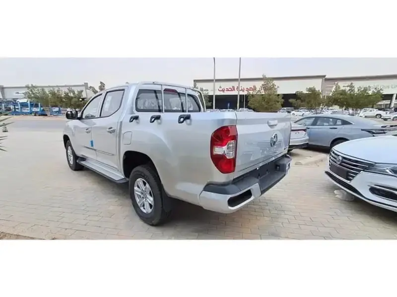 استكشف undefined undefined الصور الخارجية والداخلية. اكتشف جميع جوانب وتفاصيل السيارات.