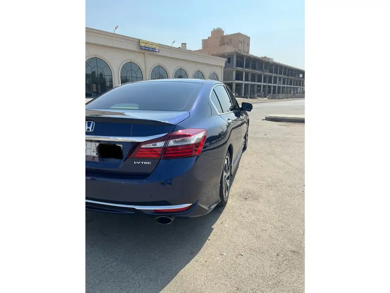 استكشف undefined undefined الصور الخارجية والداخلية. اكتشف جميع جوانب وتفاصيل السيارات.