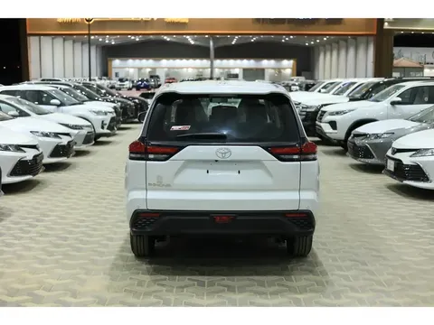 Discover undefined undefined Exterior Interior Images.Find all aspects and details of cars.