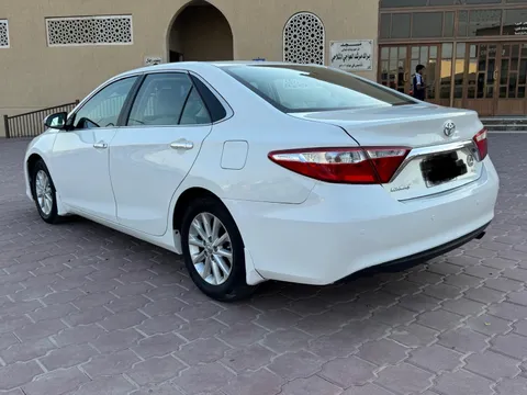 استكشف undefined undefined الصور الخارجية والداخلية. اكتشف جميع جوانب وتفاصيل السيارات.