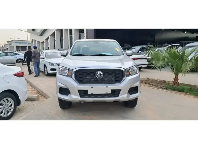استكشف undefined undefined الصور الخارجية والداخلية. اكتشف جميع جوانب وتفاصيل السيارات.