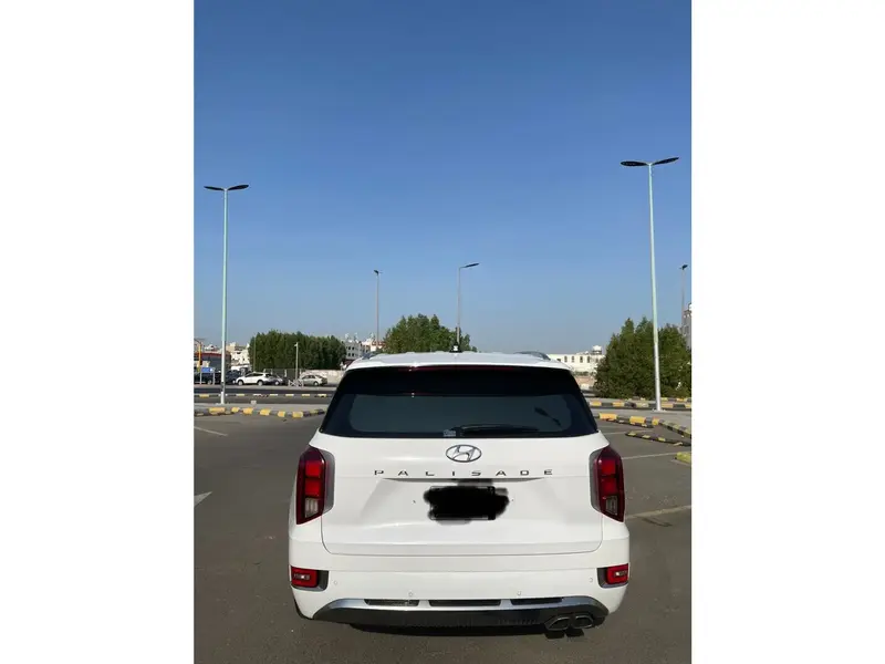 استكشف undefined undefined الصور الخارجية والداخلية. اكتشف جميع جوانب وتفاصيل السيارات.