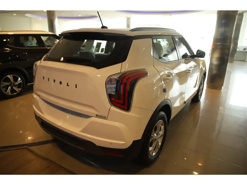 Discover undefined undefined Exterior Interior Images.Find all aspects and details of cars.