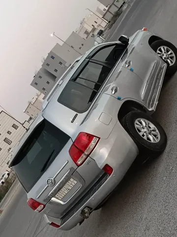 استكشف undefined undefined الصور الخارجية والداخلية. اكتشف جميع جوانب وتفاصيل السيارات.