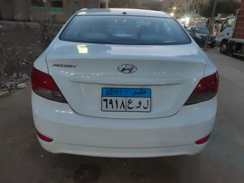 استكشف undefined undefined الصور الخارجية والداخلية. اكتشف جميع جوانب وتفاصيل السيارات.