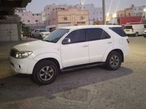 استكشف undefined undefined الصور الخارجية والداخلية. اكتشف جميع جوانب وتفاصيل السيارات.