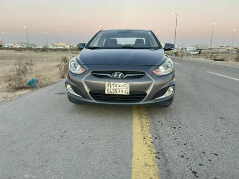 استكشف undefined undefined الصور الخارجية والداخلية. اكتشف جميع جوانب وتفاصيل السيارات.