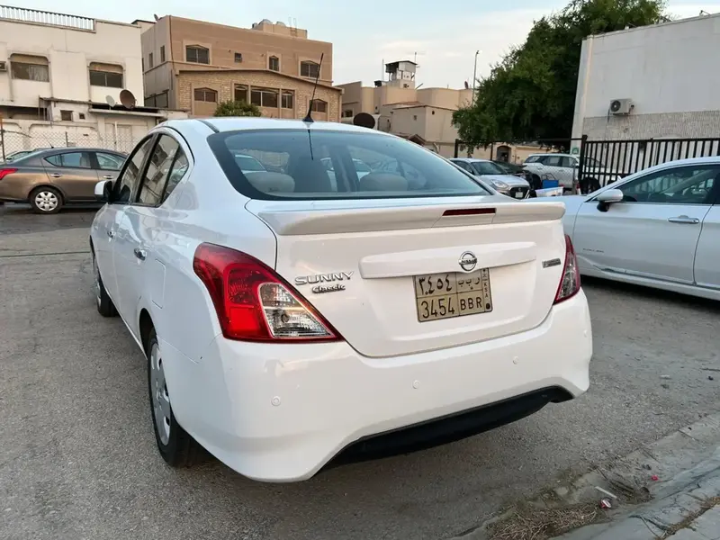 استكشف undefined undefined الصور الخارجية والداخلية. اكتشف جميع جوانب وتفاصيل السيارات.