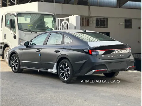 استكشف undefined undefined الصور الخارجية والداخلية. اكتشف جميع جوانب وتفاصيل السيارات.