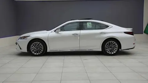 Discover undefined undefined Exterior Interior Images.Find all aspects and details of cars.