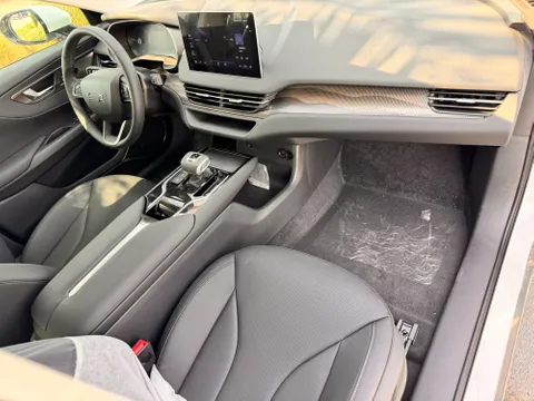 New Hongqi E-QM5 Luxury 2024