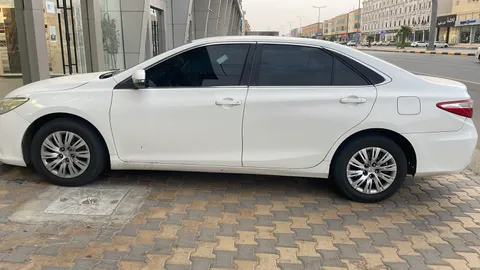 استكشف undefined undefined الصور الخارجية والداخلية. اكتشف جميع جوانب وتفاصيل السيارات.