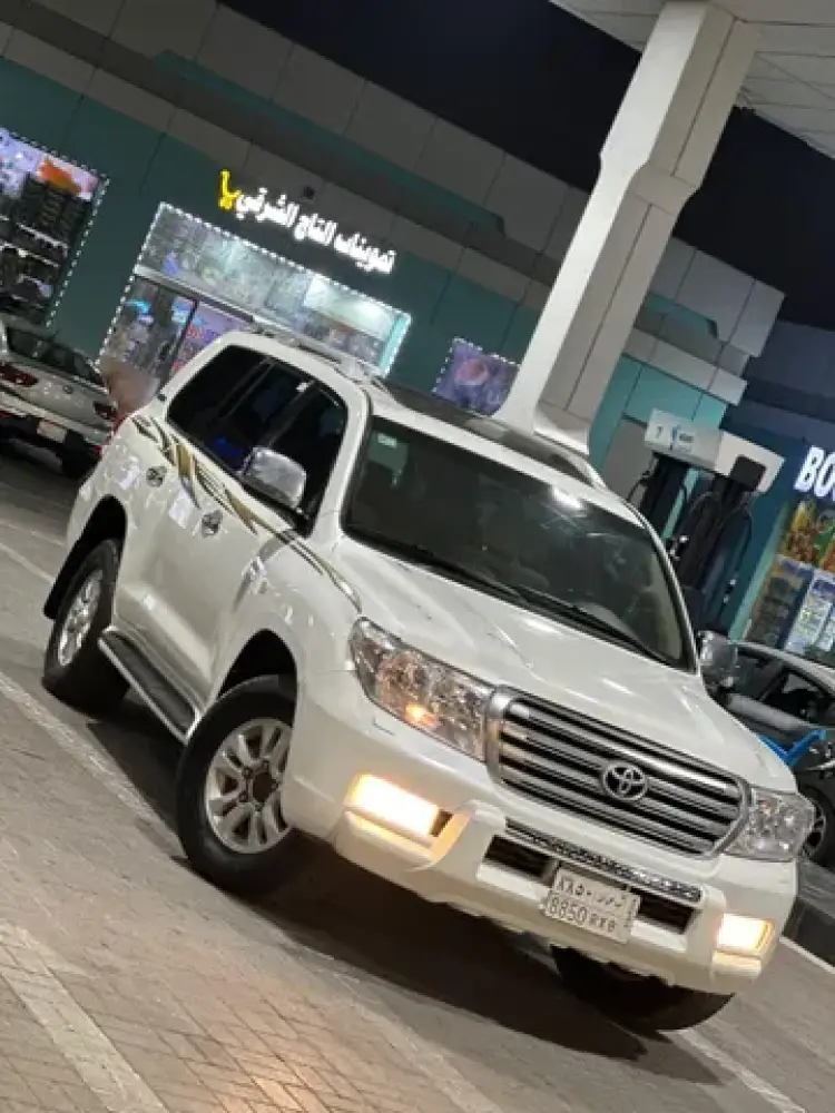 toyota toyota-land-cruiser image Toyota Land Cruiser 2011
