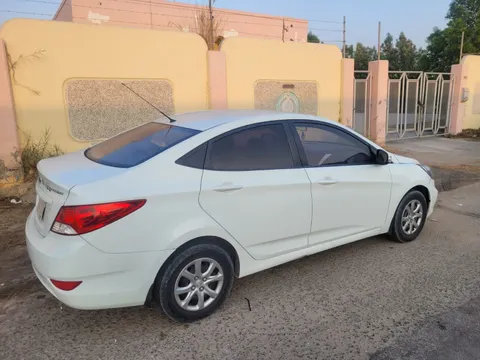 استكشف undefined undefined الصور الخارجية والداخلية. اكتشف جميع جوانب وتفاصيل السيارات.