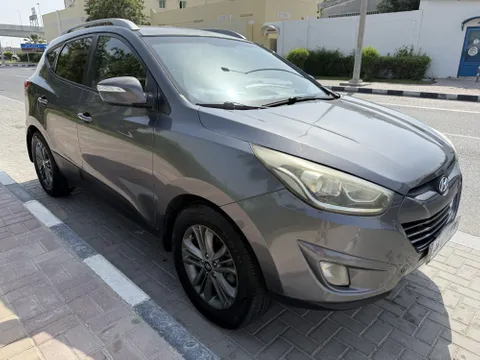 استكشف undefined undefined الصور الخارجية والداخلية. اكتشف جميع جوانب وتفاصيل السيارات.