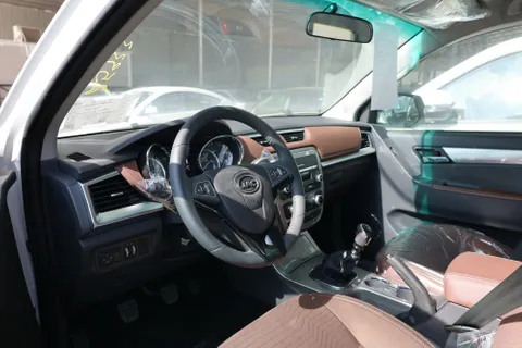استكشف undefined undefined الصور الخارجية والداخلية. اكتشف جميع جوانب وتفاصيل السيارات.