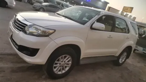 استكشف undefined undefined الصور الخارجية والداخلية. اكتشف جميع جوانب وتفاصيل السيارات.