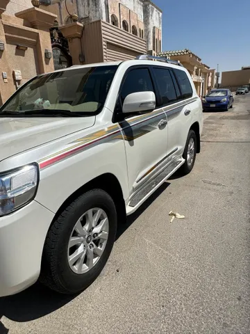 استكشف undefined undefined الصور الخارجية والداخلية. اكتشف جميع جوانب وتفاصيل السيارات.