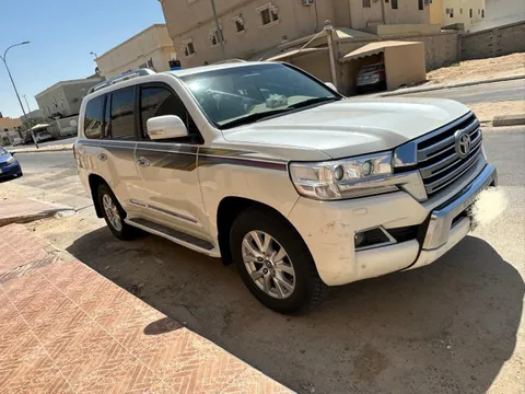 استكشف undefined undefined الصور الخارجية والداخلية. اكتشف جميع جوانب وتفاصيل السيارات.