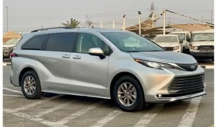 toyota sienna image Toyota Sienna 2021 Toyota Sienna XLE Edition Full Option - Hybrid Fuel - 2.5L V4 - 7 Seater Family Van - 33,400 Mi