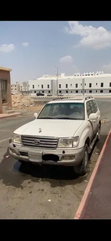 استكشف undefined undefined الصور الخارجية والداخلية. اكتشف جميع جوانب وتفاصيل السيارات.