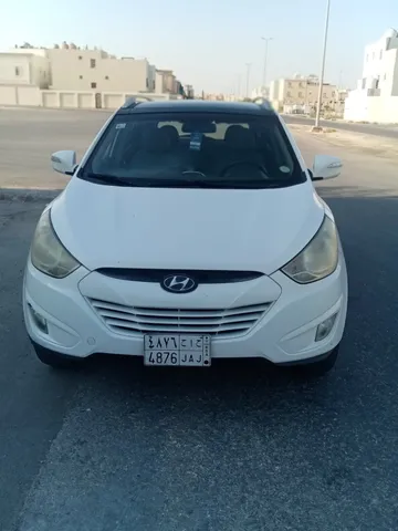 استكشف undefined undefined الصور الخارجية والداخلية. اكتشف جميع جوانب وتفاصيل السيارات.