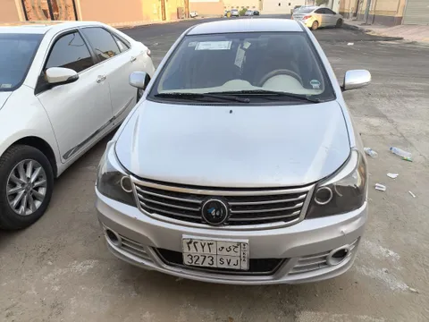 استكشف undefined undefined الصور الخارجية والداخلية. اكتشف جميع جوانب وتفاصيل السيارات.