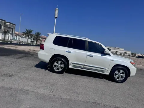 استكشف undefined undefined الصور الخارجية والداخلية. اكتشف جميع جوانب وتفاصيل السيارات.