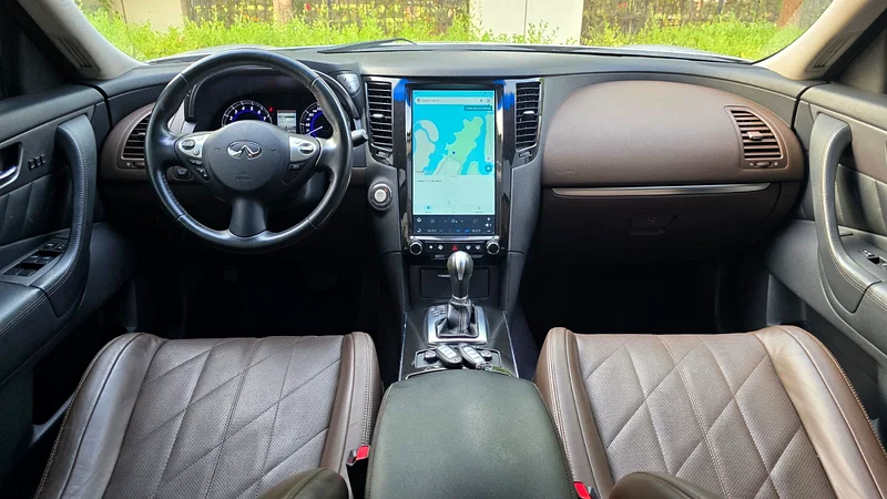 nfiniti QX70 