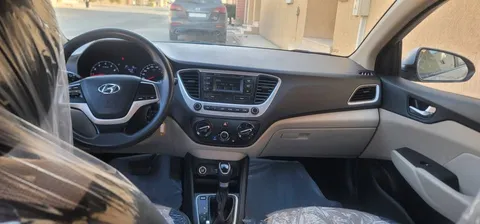 استكشف undefined undefined الصور الخارجية والداخلية. اكتشف جميع جوانب وتفاصيل السيارات.