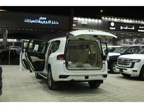 Discover undefined undefined Exterior Interior Images.Find all aspects and details of cars.