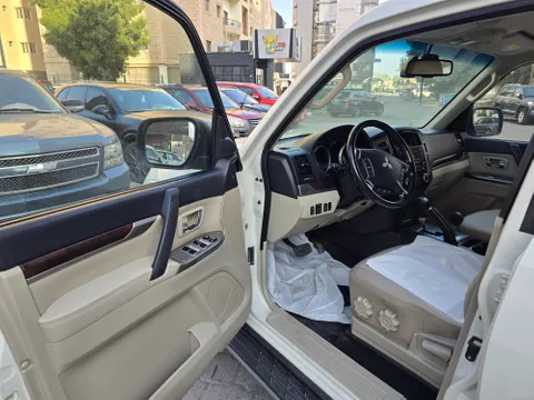 Discover undefined undefined Exterior Interior Images.Find all aspects and details of cars.