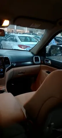 استكشف undefined undefined الصور الخارجية والداخلية. اكتشف جميع جوانب وتفاصيل السيارات.
