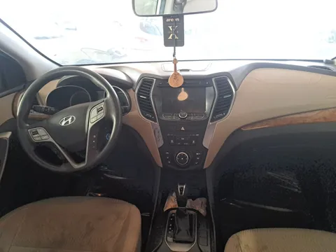 استكشف undefined undefined الصور الخارجية والداخلية. اكتشف جميع جوانب وتفاصيل السيارات.