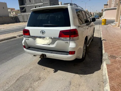 استكشف undefined undefined الصور الخارجية والداخلية. اكتشف جميع جوانب وتفاصيل السيارات.