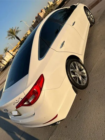 استكشف undefined undefined الصور الخارجية والداخلية. اكتشف جميع جوانب وتفاصيل السيارات.