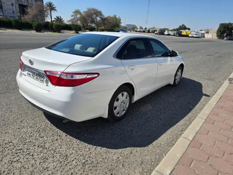 استكشف undefined undefined الصور الخارجية والداخلية. اكتشف جميع جوانب وتفاصيل السيارات.