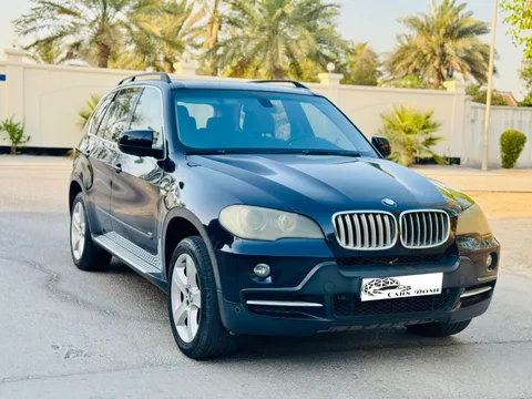 استكشف undefined undefined الصور الخارجية والداخلية. اكتشف جميع جوانب وتفاصيل السيارات.